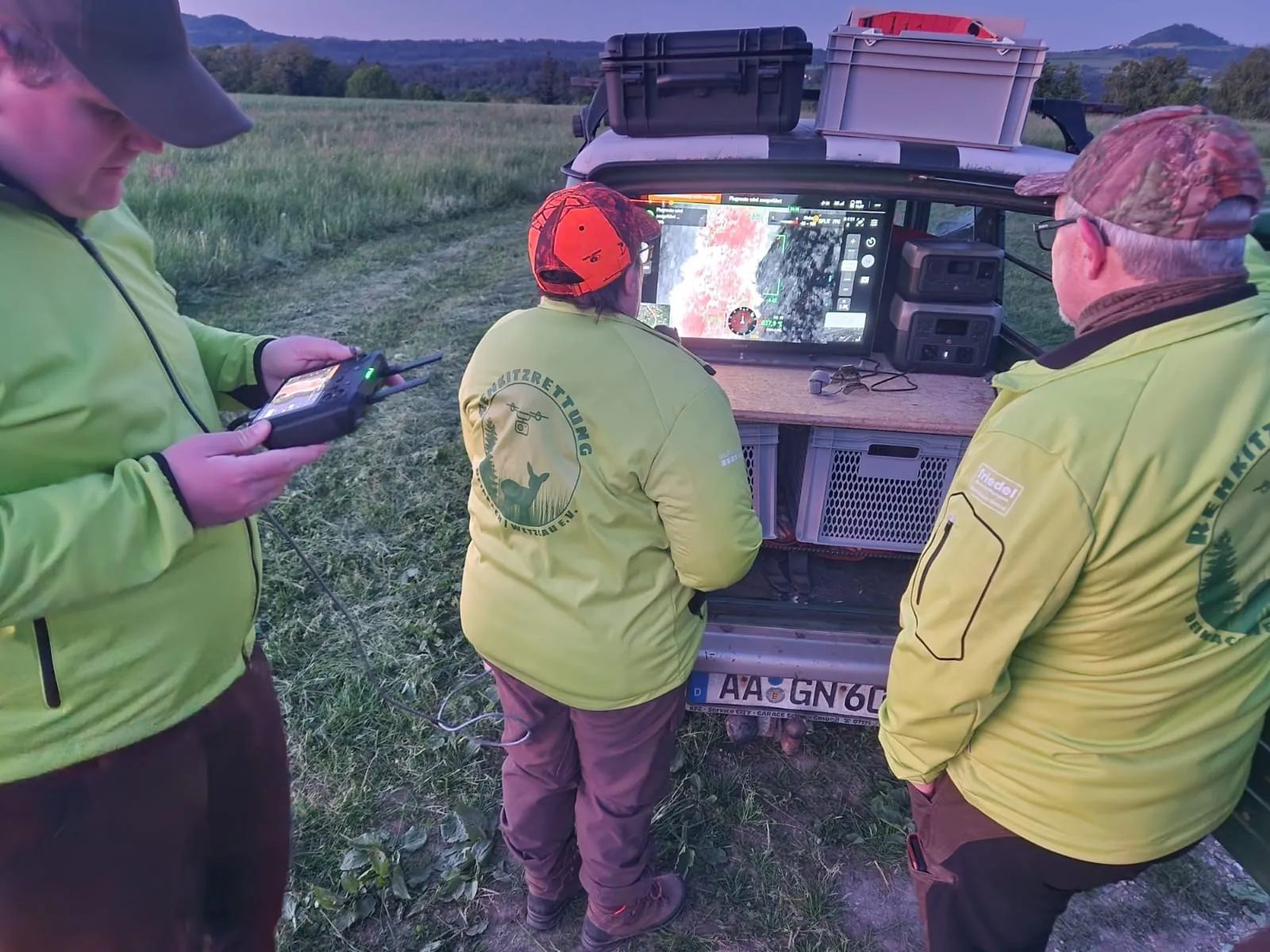 Suchteam am Fahrzeug mit Monitor