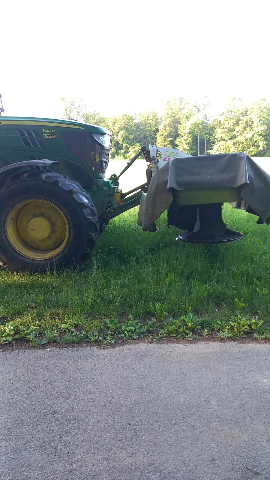 Traktor an einer Wiese